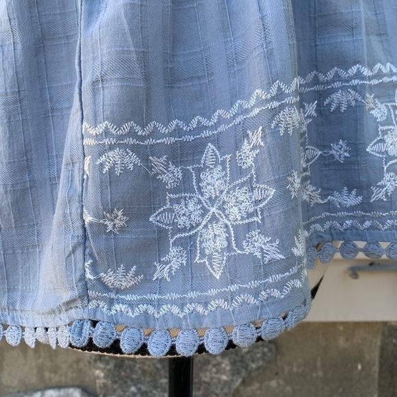 𝅺KNOX ROSE Women’s Flutter Sleeveless Embroidered V-Neck Blouse - Light Blue - Picture 5 of 11